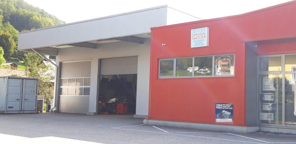 LIQUI MOLY Werkstattgebäude mit roter Fassade