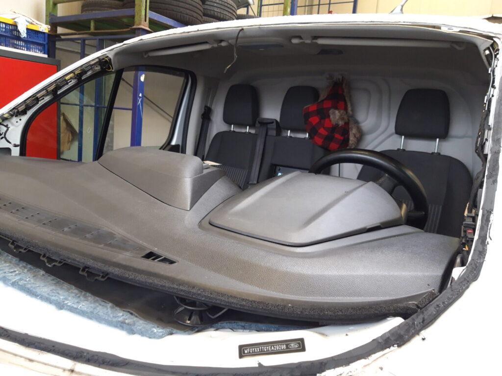 Blick auf das Innere eines Fahrzeugs ohne Frontscheibe mit Dashboard und Lenkrad